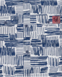 Chemise blanche pour garçon avec imprimé géométrique bleu et poche décorative.