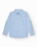 Chemise bleue pour garçon avec fines rayures et manches longues retroussables.
