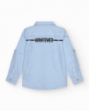 Chemise bleue pour garçon avec fines rayures et manches longues retroussables.