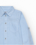 Chemise bleue pour garçon avec fines rayures et manches longues retroussables.