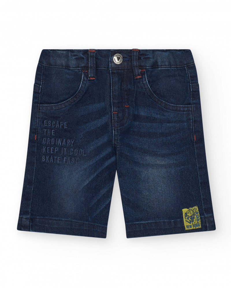 Bermuda en jean bleu foncé pour garçon avec messages brodés.