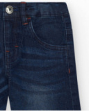 Bermuda en jean bleu foncé pour garçon avec messages brodés.