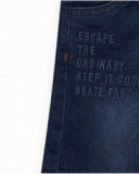 Bermuda en jean bleu foncé pour garçon avec messages brodés.