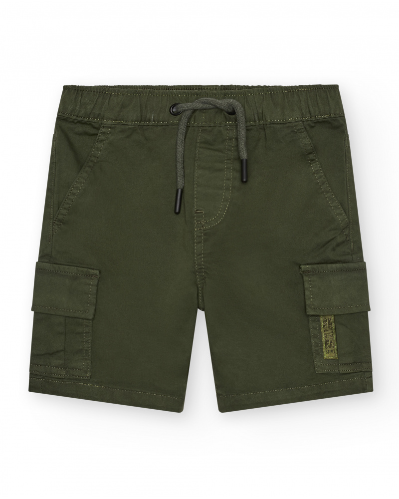 Bermuda cargo vert pour garçon avec poches latérales et taille ajustable.