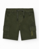Bermuda cargo vert pour garçon avec poches latérales et taille ajustable.