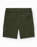 Bermuda cargo vert pour garçon avec poches latérales et taille ajustable.