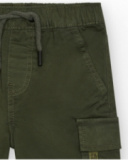 Bermuda cargo vert pour garçon avec poches latérales et taille ajustable.