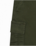 Bermuda cargo vert pour garçon avec poches latérales et taille ajustable.