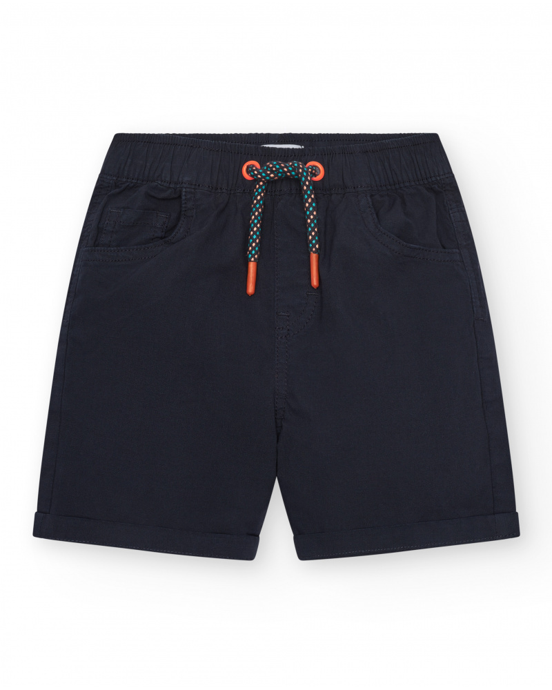 Bermuda bleu marine pour garçon avec taille élastique et cordon multicolore.