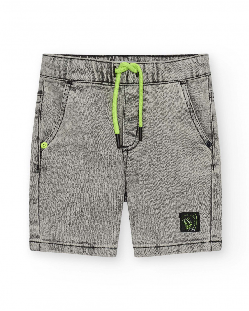 Bermuda en denim gris délavé pour garçon avec cordon vert fluo.
