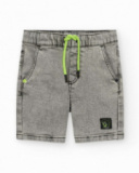 Bermuda en denim gris délavé pour garçon avec cordon vert fluo.