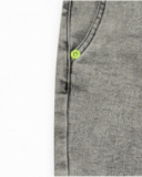 Bermuda en denim gris délavé pour garçon avec cordon vert fluo.