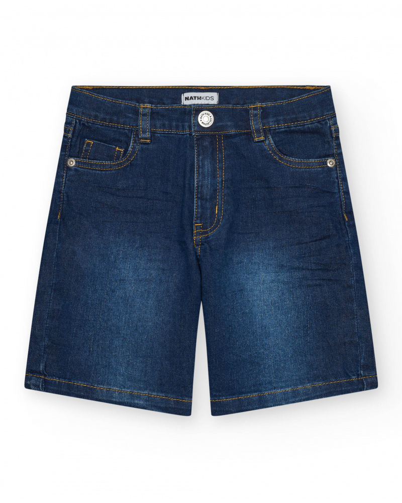 Bermuda en jean bleu moyen pour garçon avec surpiqûres contrastantes.