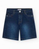 Bermuda en jean bleu moyen pour garçon avec surpiqûres contrastantes.