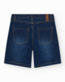 Bermuda en jean bleu moyen pour garçon avec surpiqûres contrastantes.