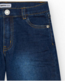 Bermuda en jean bleu moyen pour garçon avec surpiqûres contrastantes.