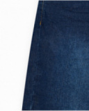 Bermuda en jean bleu moyen pour garçon avec surpiqûres contrastantes.