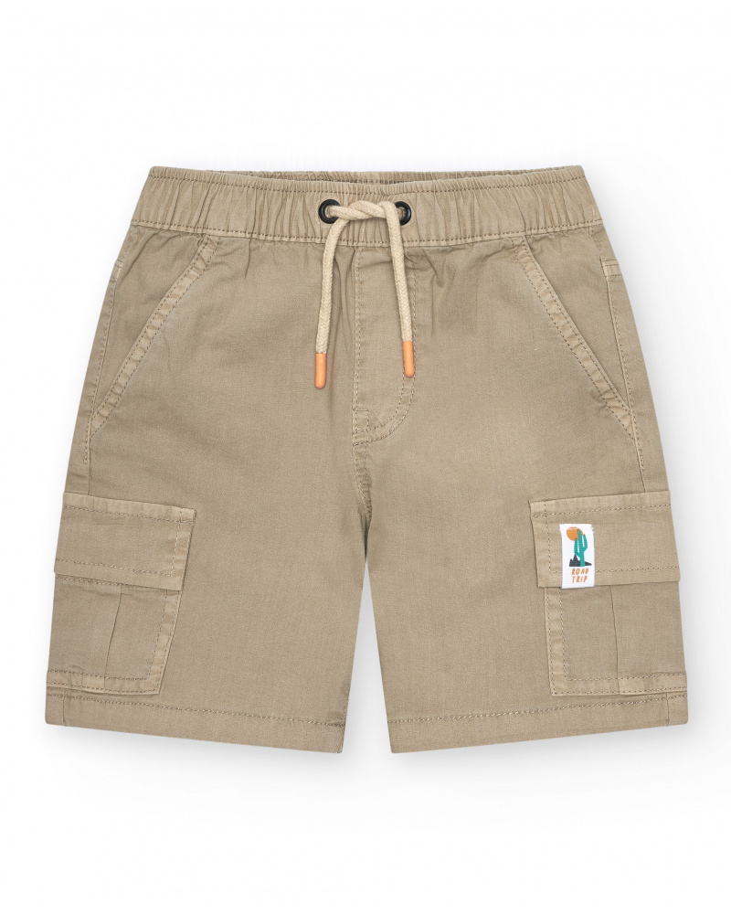Bermuda cargo beige pour garçon avec poches latérales et taille ajustable.