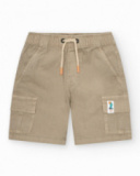 Bermuda cargo beige pour garçon avec poches latérales et taille ajustable.