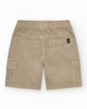 Bermuda cargo beige pour garçon avec poches latérales et taille ajustable.