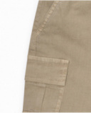 Bermuda cargo beige pour garçon avec poches latérales et taille ajustable.