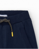 Bermuda bleu marine pour garçon avec taille élastique et imprimé devant.