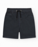 Bermuda gris foncé pour garçon avec taille ajustable et ourlet retroussé.