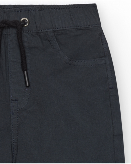 Bermuda gris foncé pour garçon avec taille ajustable et ourlet retroussé.