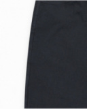 Bermuda gris foncé pour garçon avec taille ajustable et ourlet retroussé.