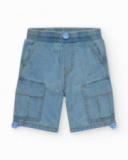 Bermuda cargo en denim clair pour garçon avec ourlets ajustables.