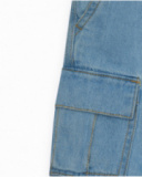 Bermuda cargo en denim clair pour garçon avec ourlets ajustables.