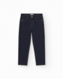 Pantalon bleu marine pour garçon avec poches et surpiqûres contrastantes.