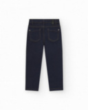 Pantalon bleu marine pour garçon avec poches et surpiqûres contrastantes.