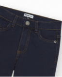 Pantalon bleu marine pour garçon avec poches et surpiqûres contrastantes.