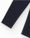 Pantalon bleu marine pour garçon avec poches et surpiqûres contrastantes.