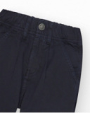Pantalon bleu marine pour garçon avec taille ajustable et poches latérales.