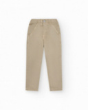 Pantalon beige pour garçon avec poches latérales et taille ajustable.