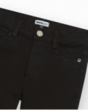 Pantalon noir pour garçon avec coupe ajustée et poches fonctionnelles.