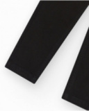 Pantalon noir pour garçon avec coupe ajustée et poches fonctionnelles.