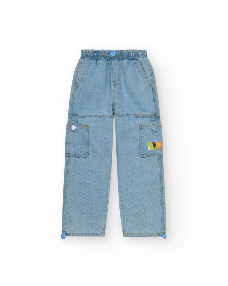 Pantalon cargo en denim clair pour garçon avec poches et ourlets ajustables.