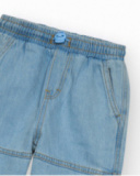 Pantalon cargo en denim clair pour garçon avec poches et ourlets ajustables.