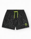 Short de bain noir pour garçon avec imprimé surfeur et cordon fluo.