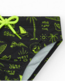 Slip de bain noir pour garçon avec imprimé surfeur et cordon fluo.