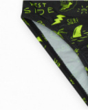 Slip de bain noir pour garçon avec imprimé surfeur et cordon fluo.