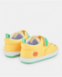 Baskets bébé jaunes avec détails verts et visage brodé