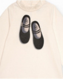 T-shirt écru à manches longues pour fille avec col et poignets froncés et imprimé ballerines