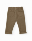 Ensemble chemise et pantalon pour nouveau-né avec imprimé maisonnettes et arbres.