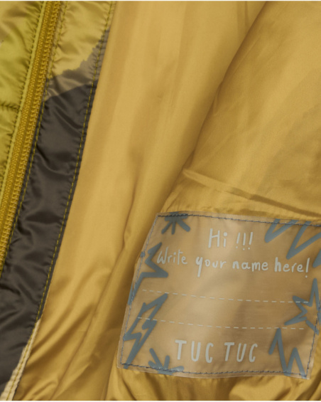 Veste matelassée pour garçon avec imprimé camouflage dans des tons de vert et capuche intégrée.
