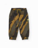 Pantalon jogger pour garçon avec imprimé camouflage en tons verts et moutarde.