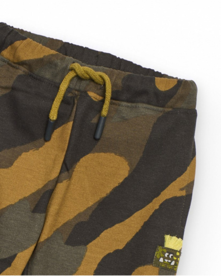 Pantalon jogger pour garçon avec imprimé camouflage en tons verts et moutarde.